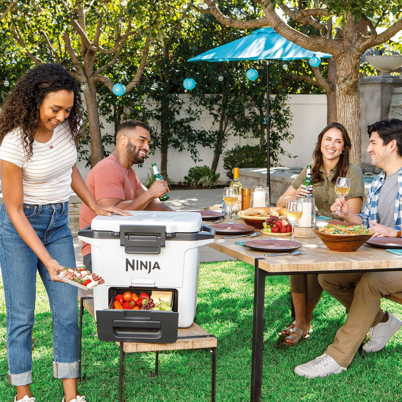 Freunde auf einer Gartenparty mit Ninja K&uuml;hlbox