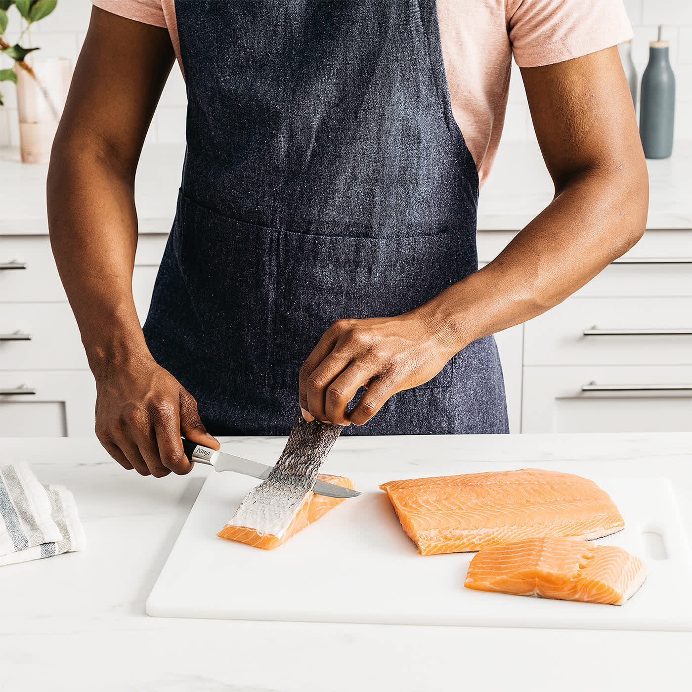 Zubereitung von Lachsfilet mit einem Ninja K&uuml;chenmesser in der K&uuml;che