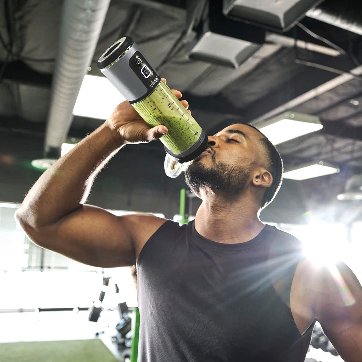 personne buvant depuis le blender portable Ninja dans une salle de sport