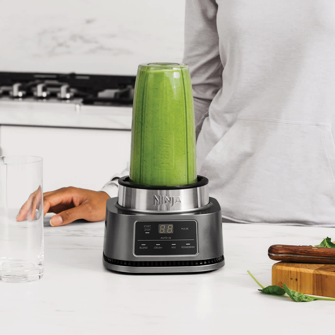Ninja Mini-Standmixer mit frischem gr&uuml;nen Smoothie auf K&uuml;chenarbeitsplatte