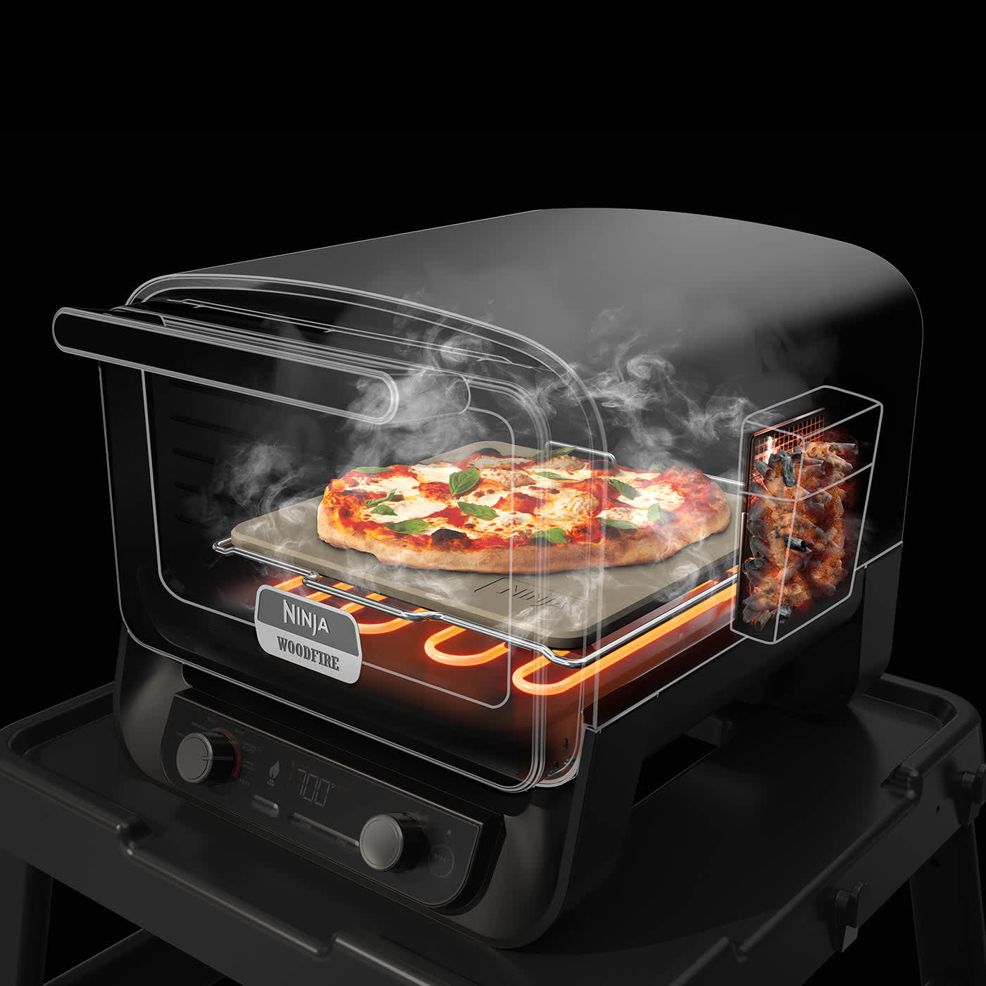 Ninja Woodfire Ofen mit Pizza auf Pizzastein und Smoker-Box seitlich.