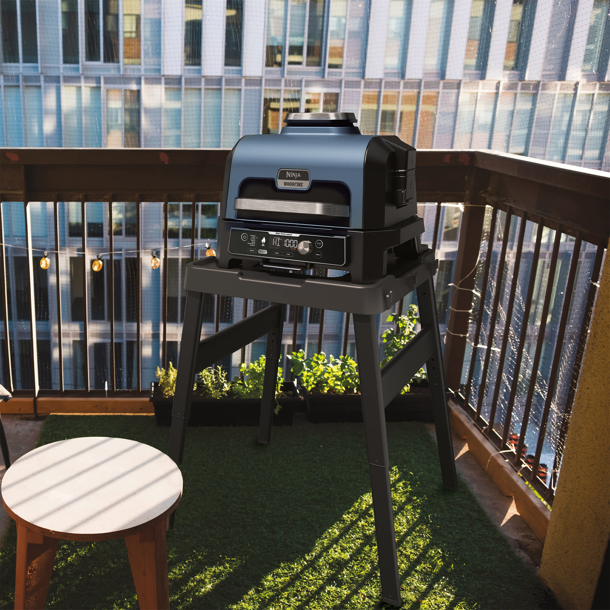 Outdoorgrill auf dem Balkon