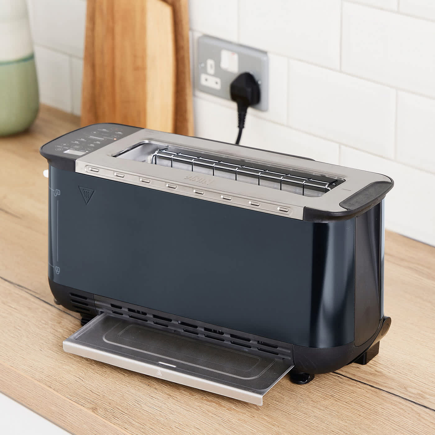 Blauer Toaster auf der K&uuml;chenzeile and er Steckdose angeschlossen