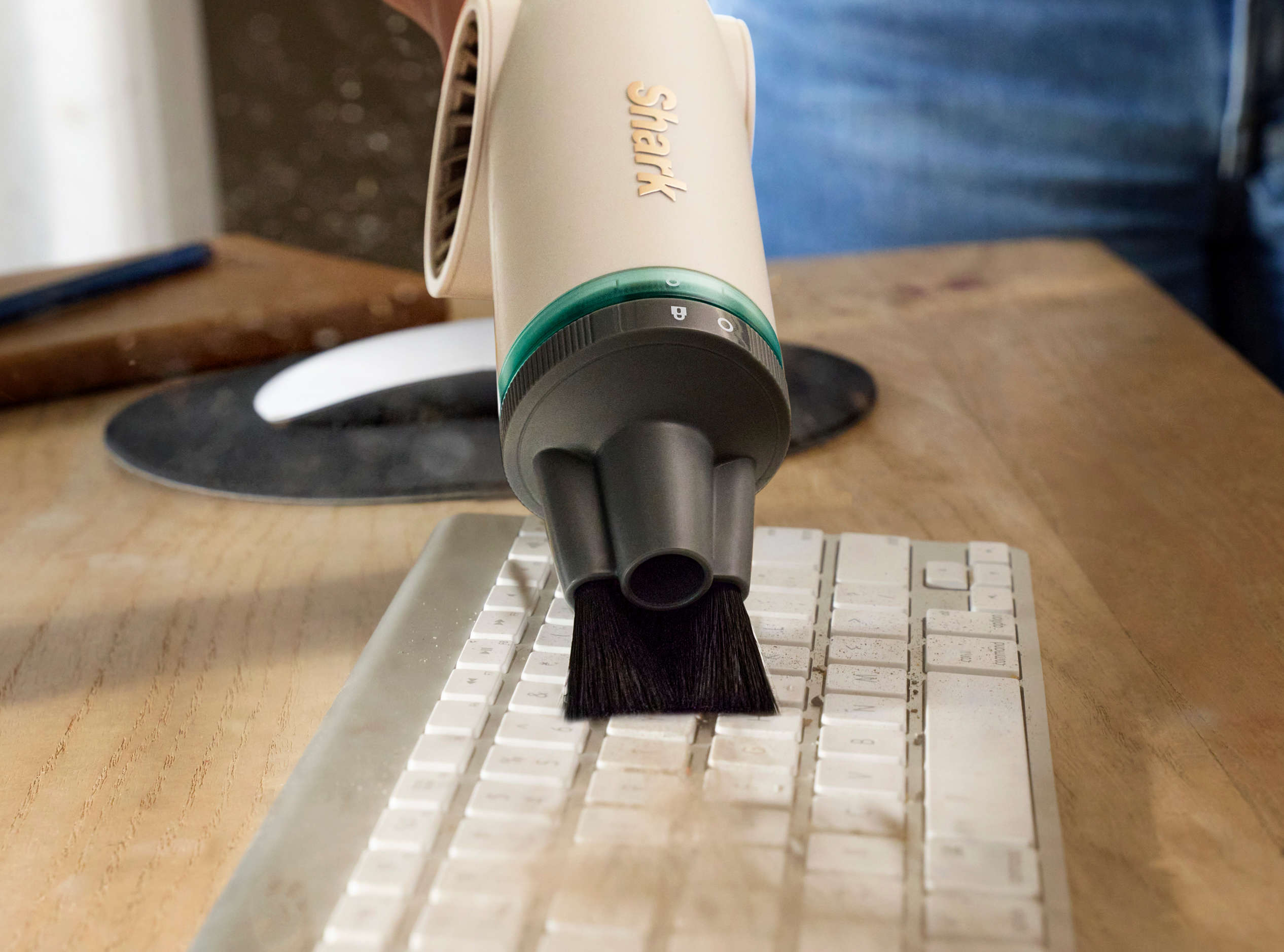 Brosse d&eacute;poussi&eacute;rant un clavier d'ordinateur