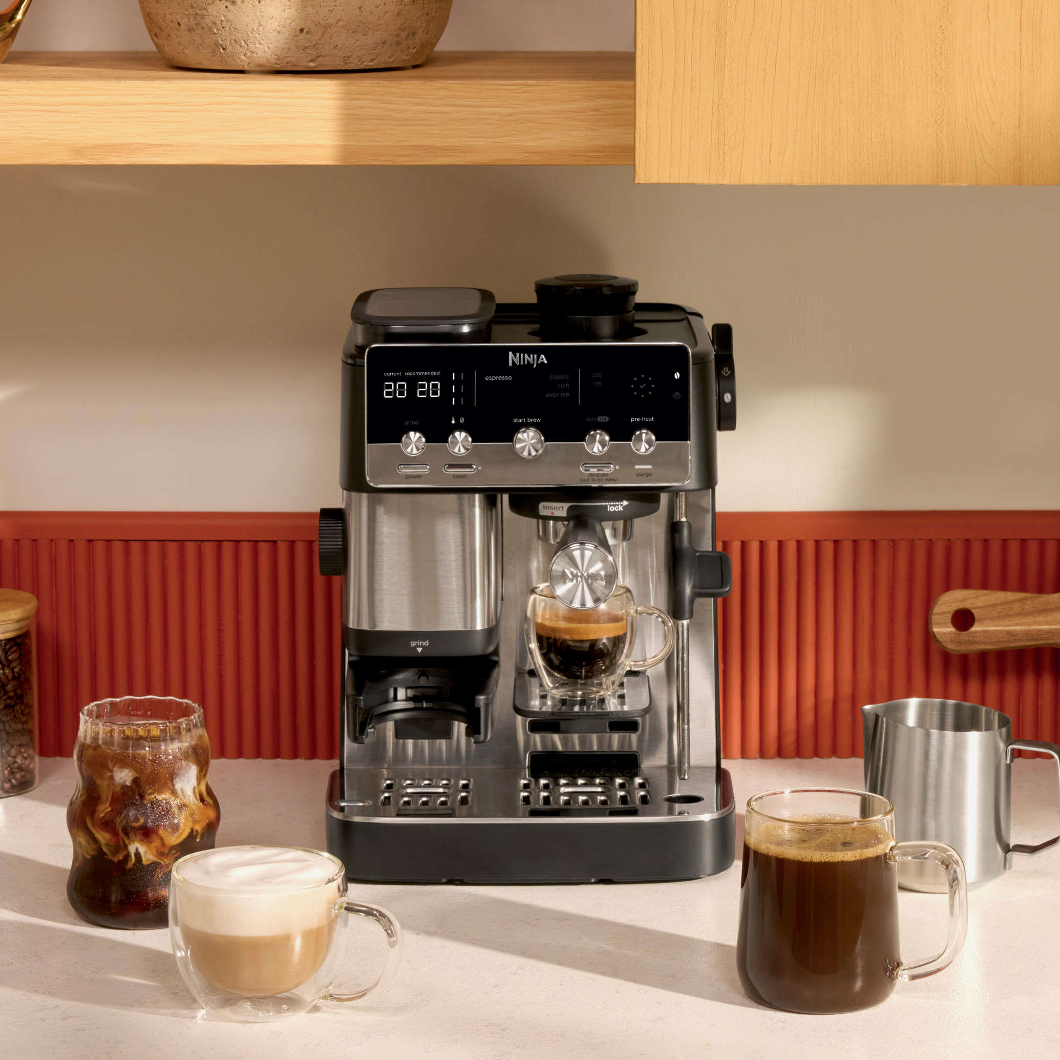 Ninja Luxe Caf&eacute; MINI Kaffeemaschine mit verschiedenen Kaffeespezialit&auml;ten auf einer K&uuml;chenzeile.