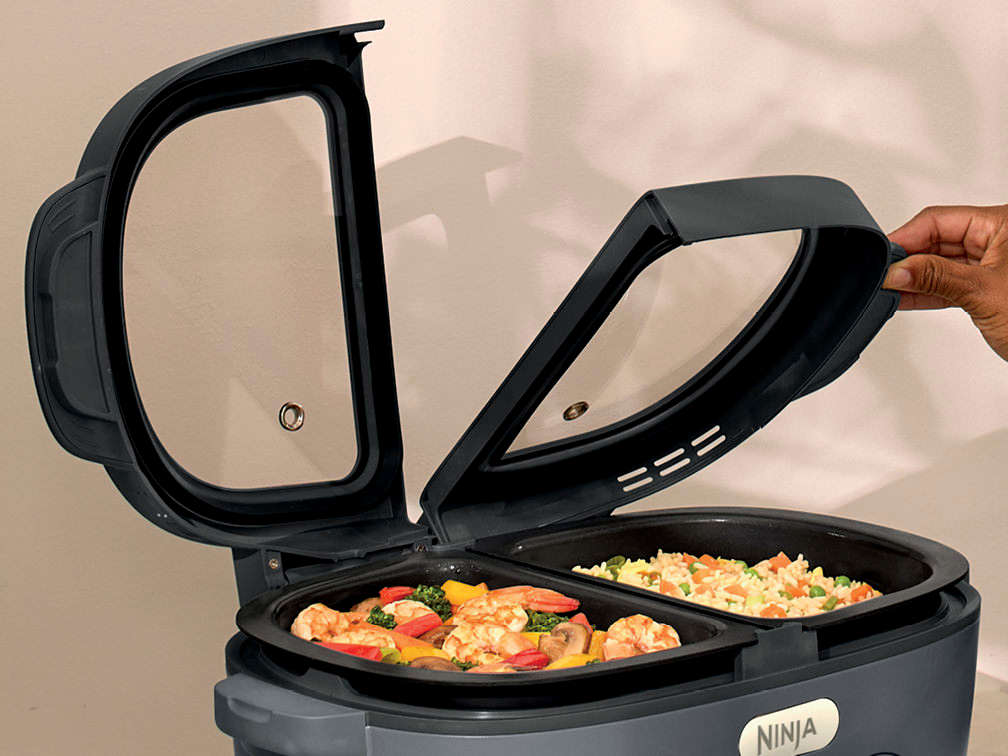 Multipot XL avec ses deux couvercles ouverts laissant entrevoir du riz saut&eacute; dans une cuve et des crevettes accompagn&eacute;es de l&eacute;gumes dans l'autre