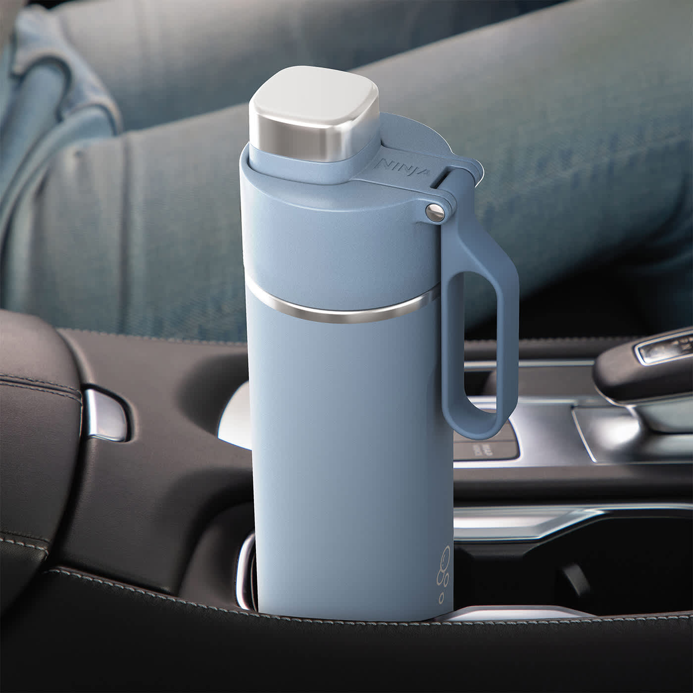 Borraccia Ninja Thirsti blu nel portabicchieri dell'auto