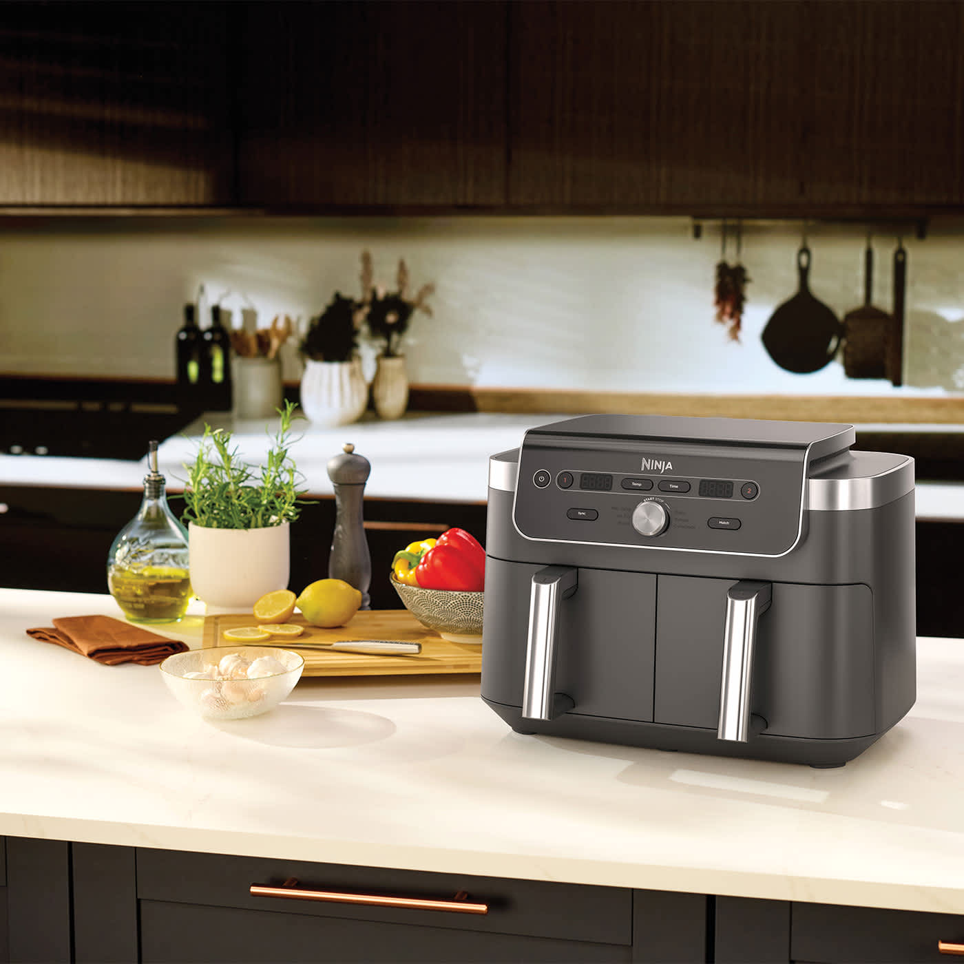 Friggitrice ad aria Ninja Dual Zone da 9,5 L su un piano di lavoro con ingredienti