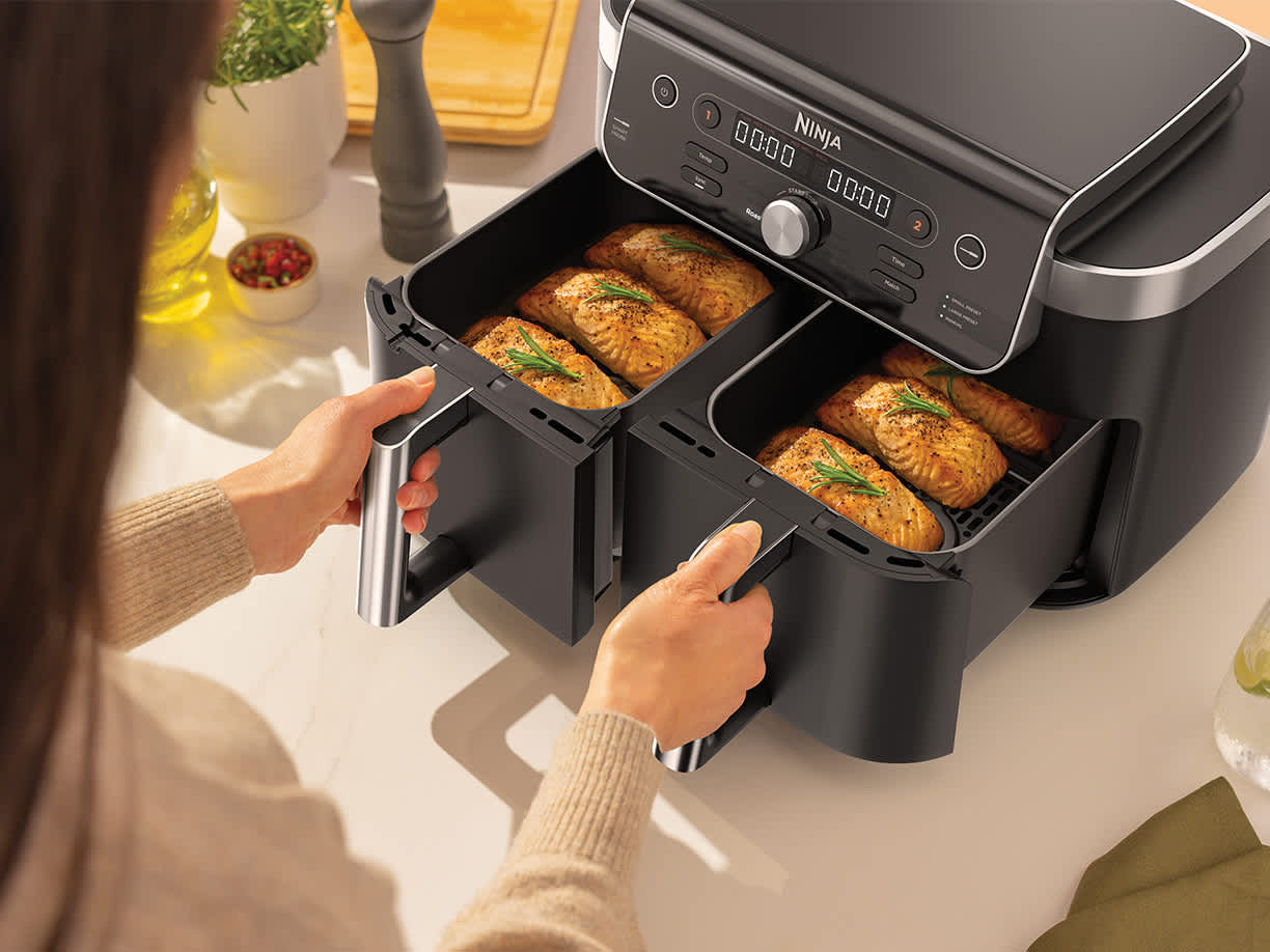 Immagine della Friggitrice ad aria Ninja Dual Zone da 9,5 L con dentro filetti di salmone