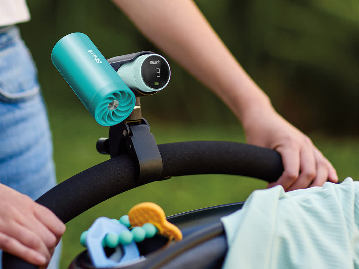 Ventilatore portatile Shark ChillPill agganciato a un passeggino