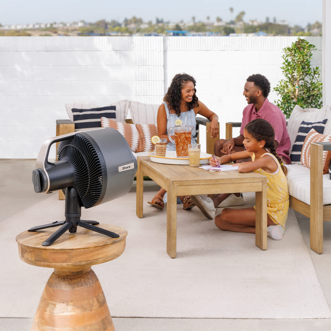 Immagine di una famiglia all'aperto che usa il Ventilatore Shark FlexBreeze Pro Mist