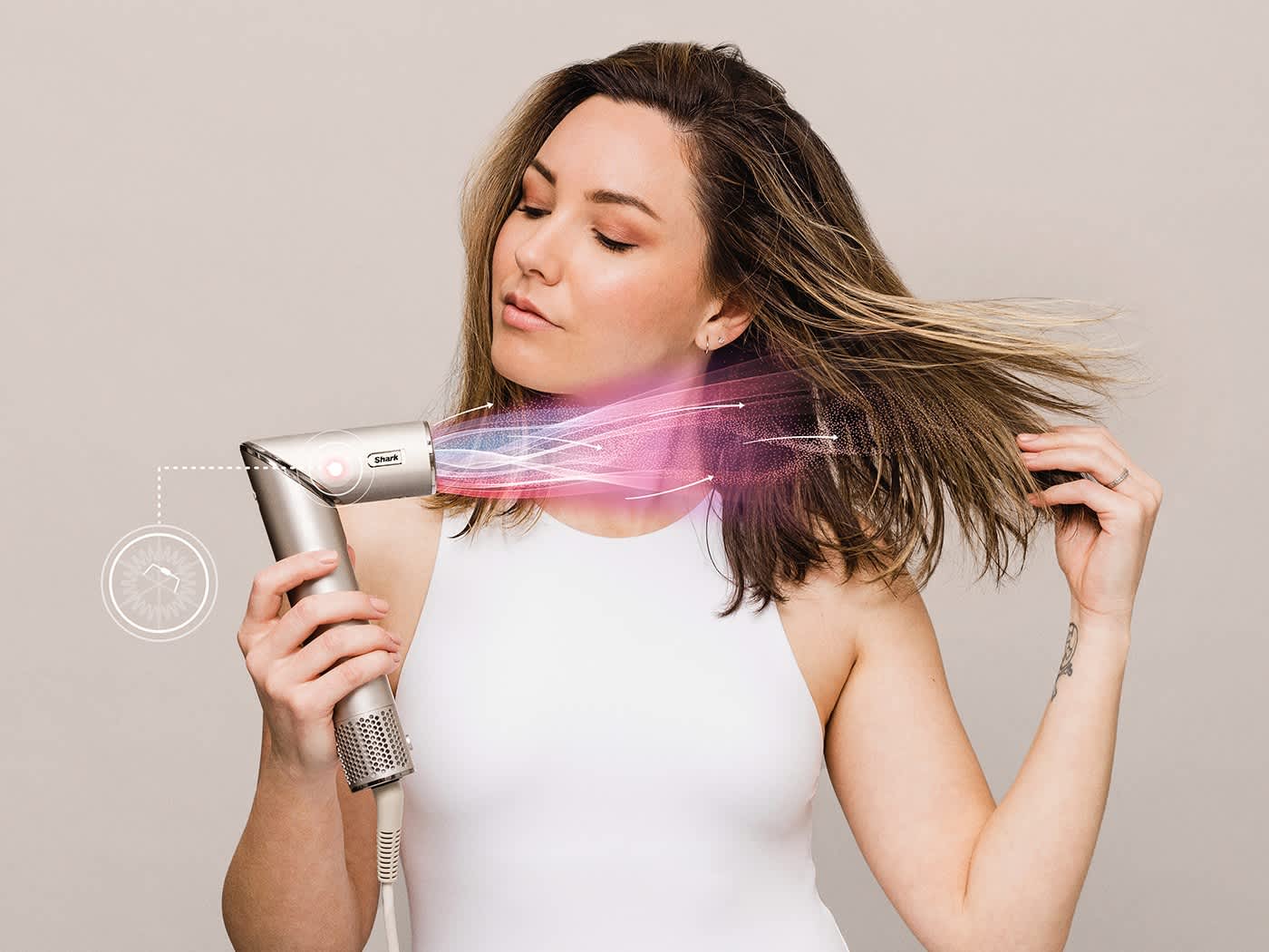Donna che si asciuga i capelli con Shark FlexStyle