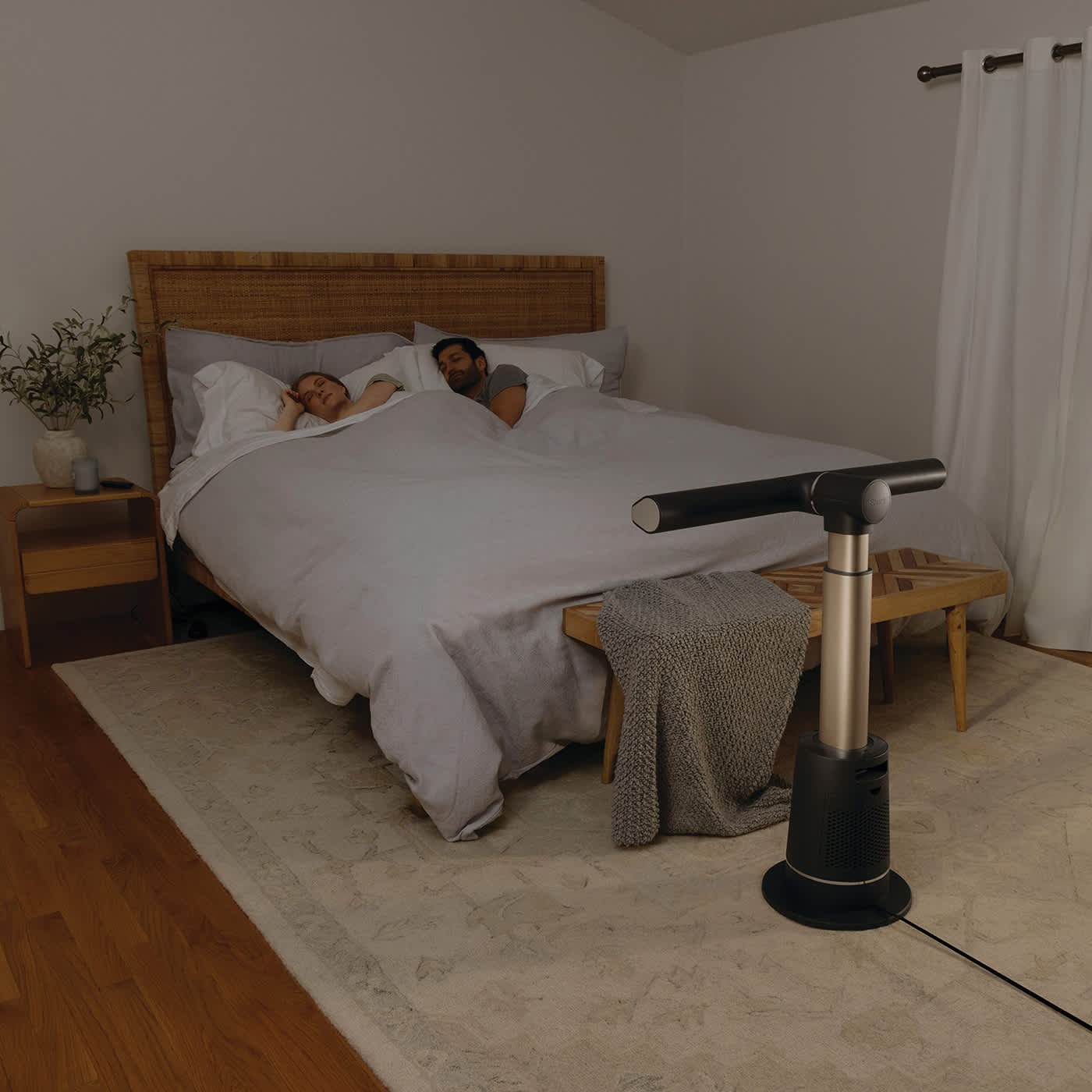 Immagine del ventilatore Shark Turboblade in una camera da letto con 2 persone che dormono