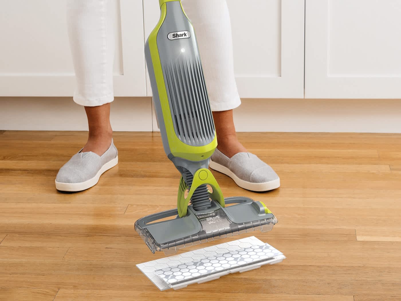 Lavapavimenti Shark VacMop che si attacca al panno monouso
