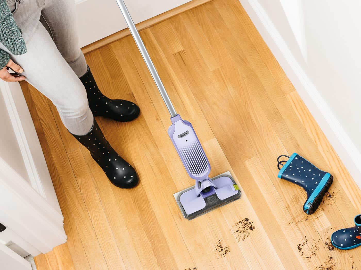 Lavapavimenti Shark VacMop che pulisce macchie di fango sul parquet