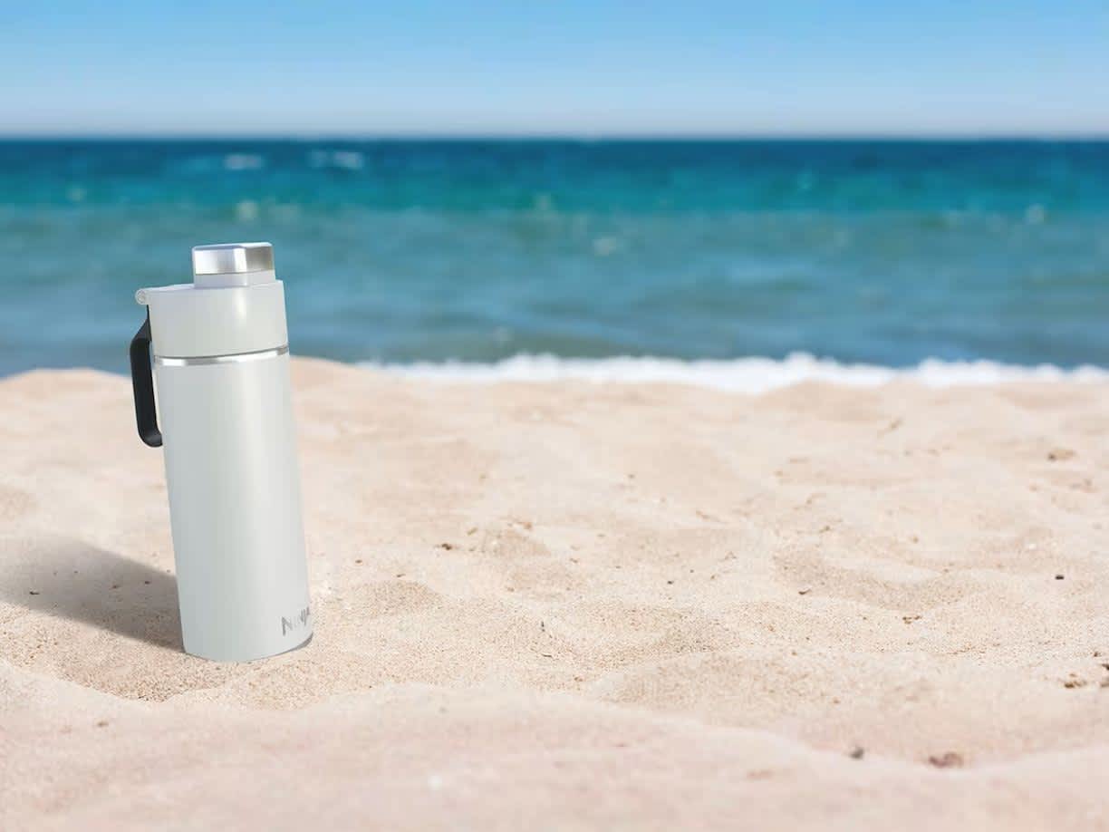 Immagine della borraccia Ninja Thirsti su una spiaggia