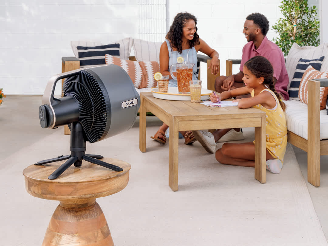Immagine del ventilatore Shark FlexBreeze che rinfresca una famiglia in giardino
