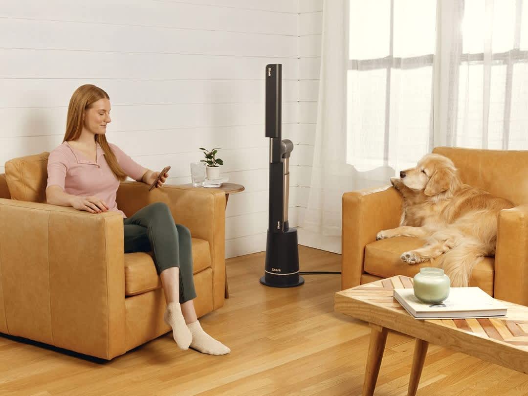Immagine del ventilatore Shark TurboBlade in un soggiorno con una donna e un cane