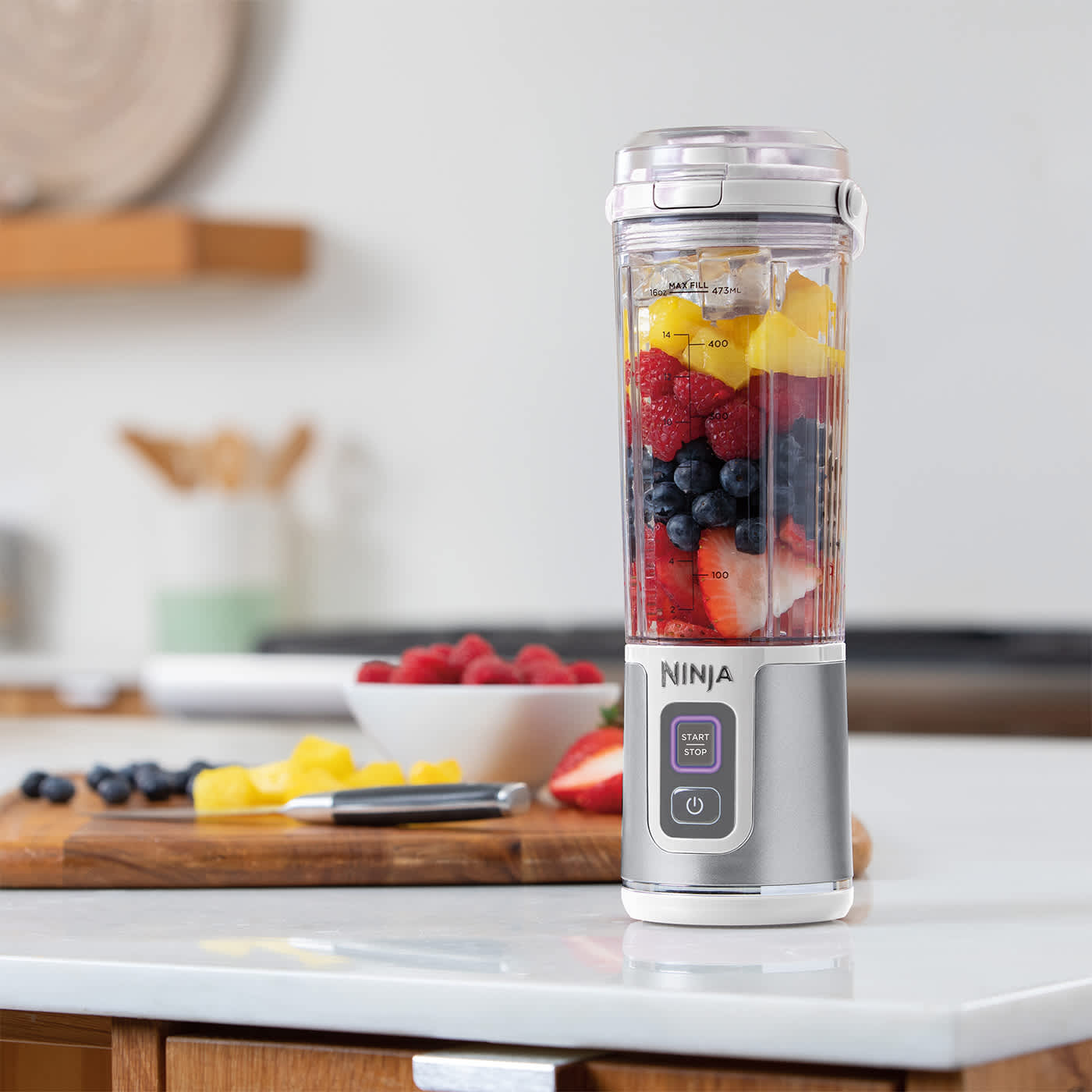 Immagine del frullatore Ninja Blast pronto a frullare della frutta