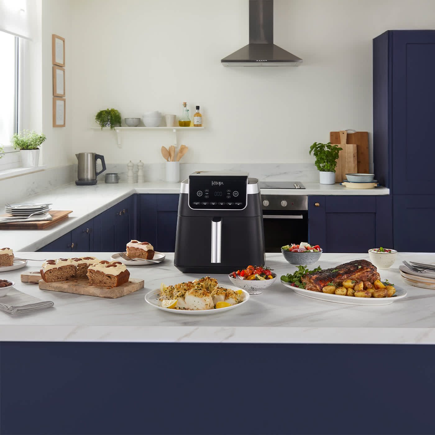Air Fryer Ninja AF180EU stojący na blacie w kuchni