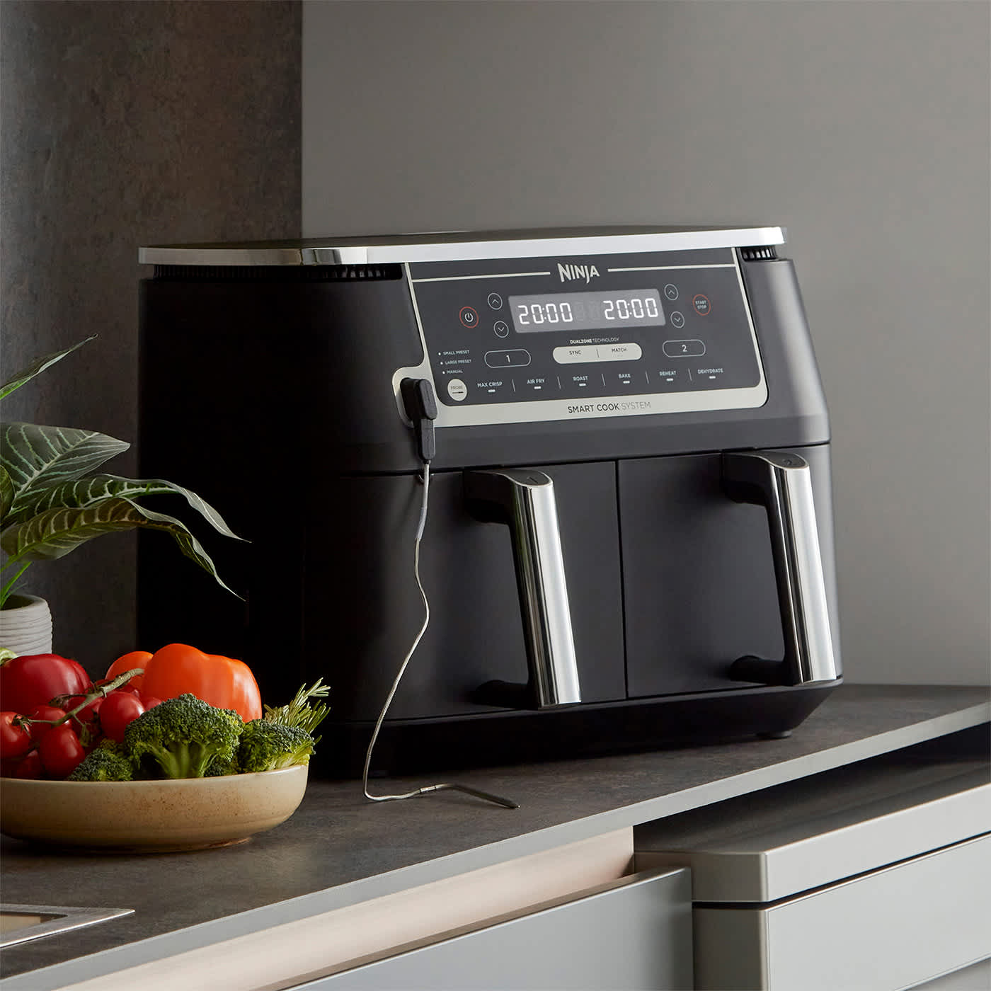 Air Fryer Ninja AF451EU stojący na stole
