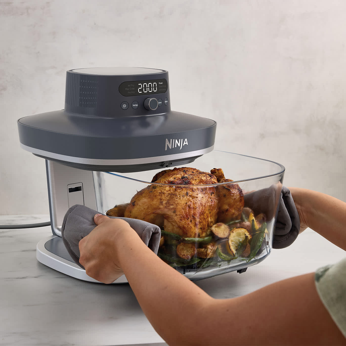 Ninja Crispi Pro contenant un poulet entier.