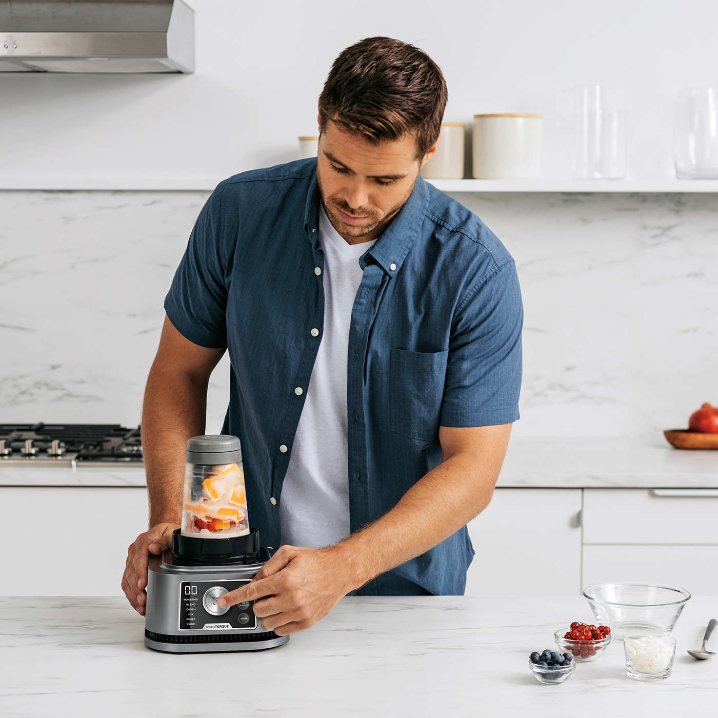 Mężczyzna uruchamia Nutri Blender Ninja Foodi 3-w-1 Power CB350EU