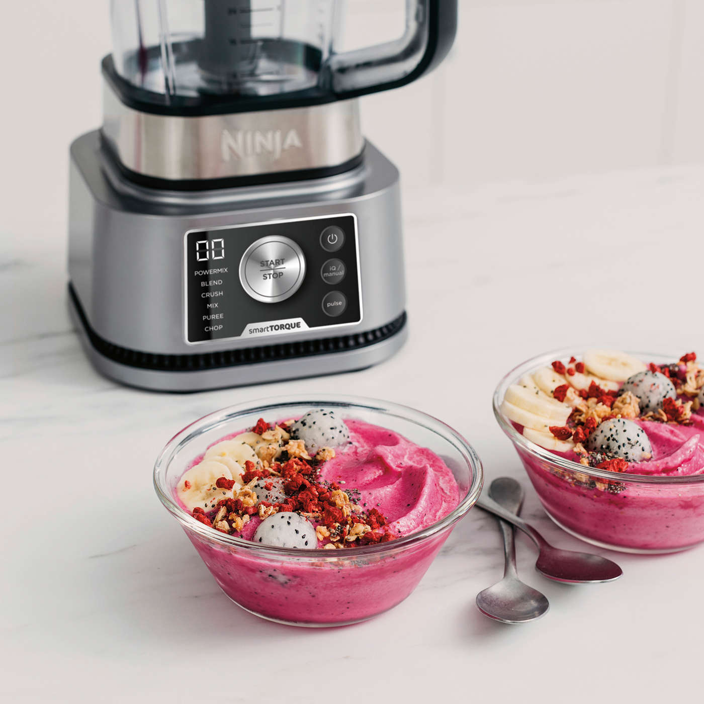Nutri Blender Ninja Foodi 3-w-1 Power CB350EU stojący na blacie kuchennym z musem owocowym w miseczkach obok