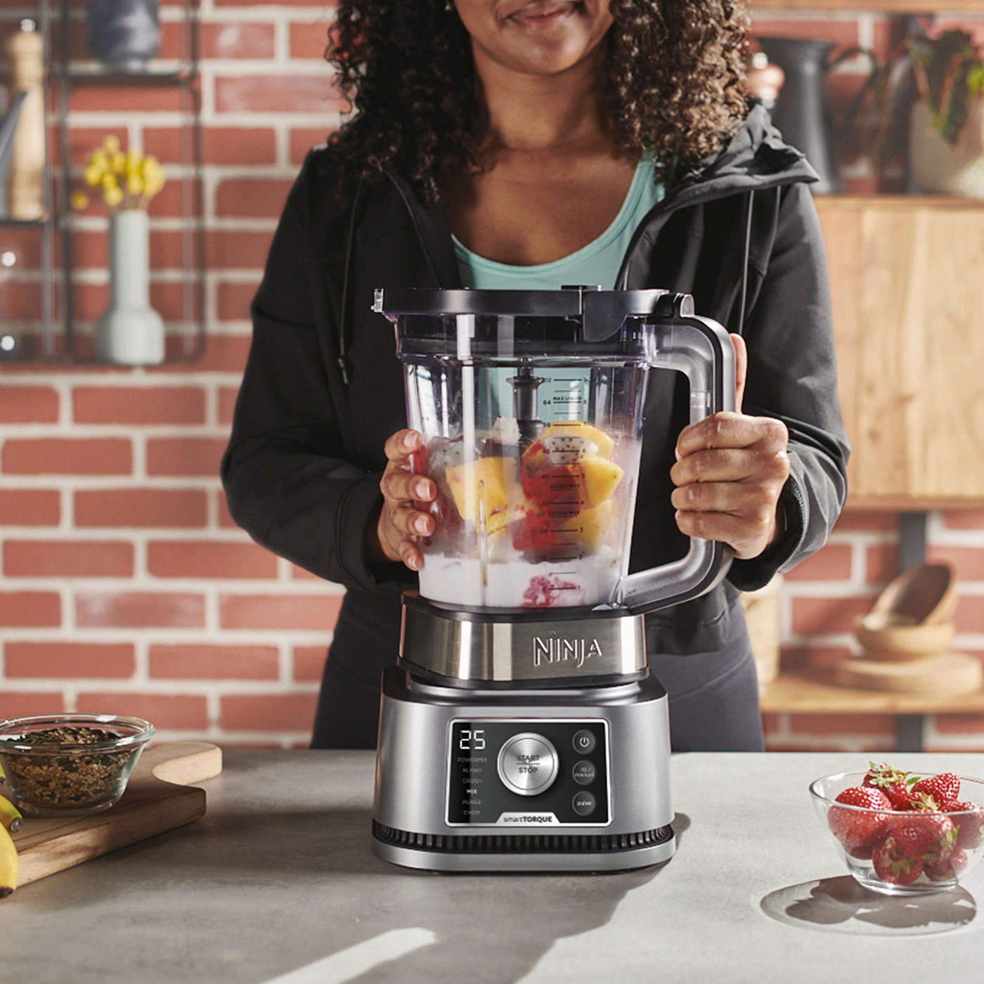 Kobieta uruchamia Nutri Blender Ninja Foodi 3-w-1 Power CB350EU
