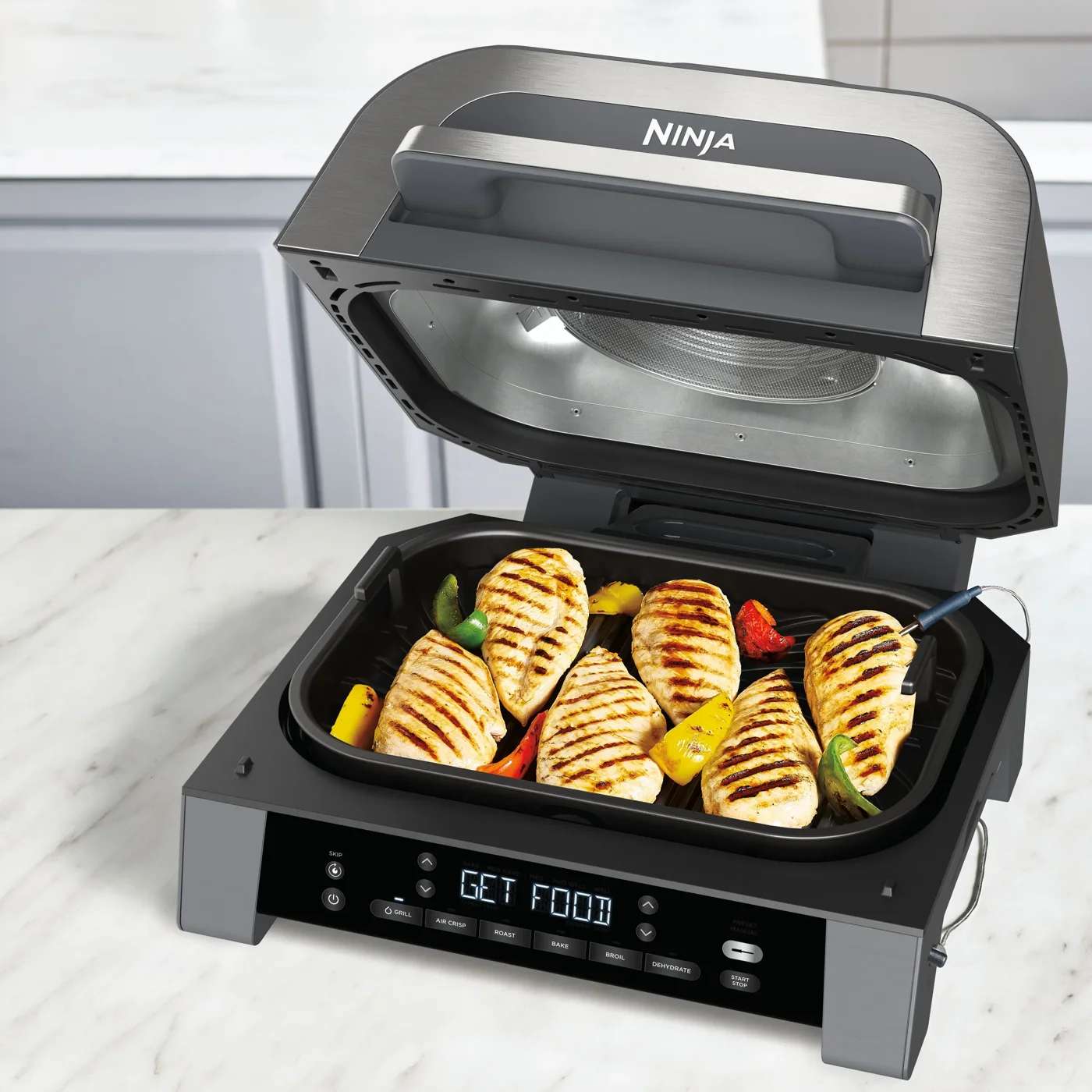 Zbliżenie na ugrillowane piersi kurczaka przy pomocy grilla i air fryera Ninja 6-w-1 Max DG551EU