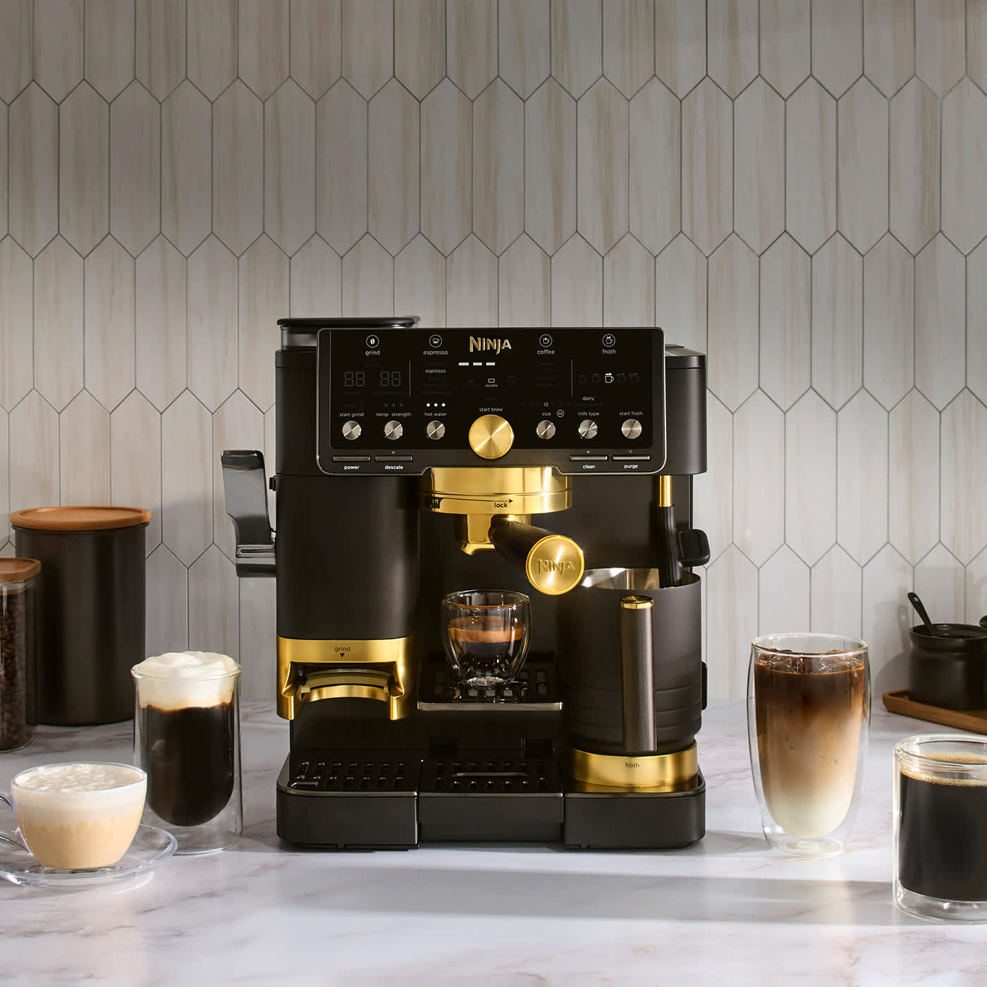 Widok od przodu ekspresu do kawy Ninja Luxe Cafe Pro by David Beckham ES771EUBK