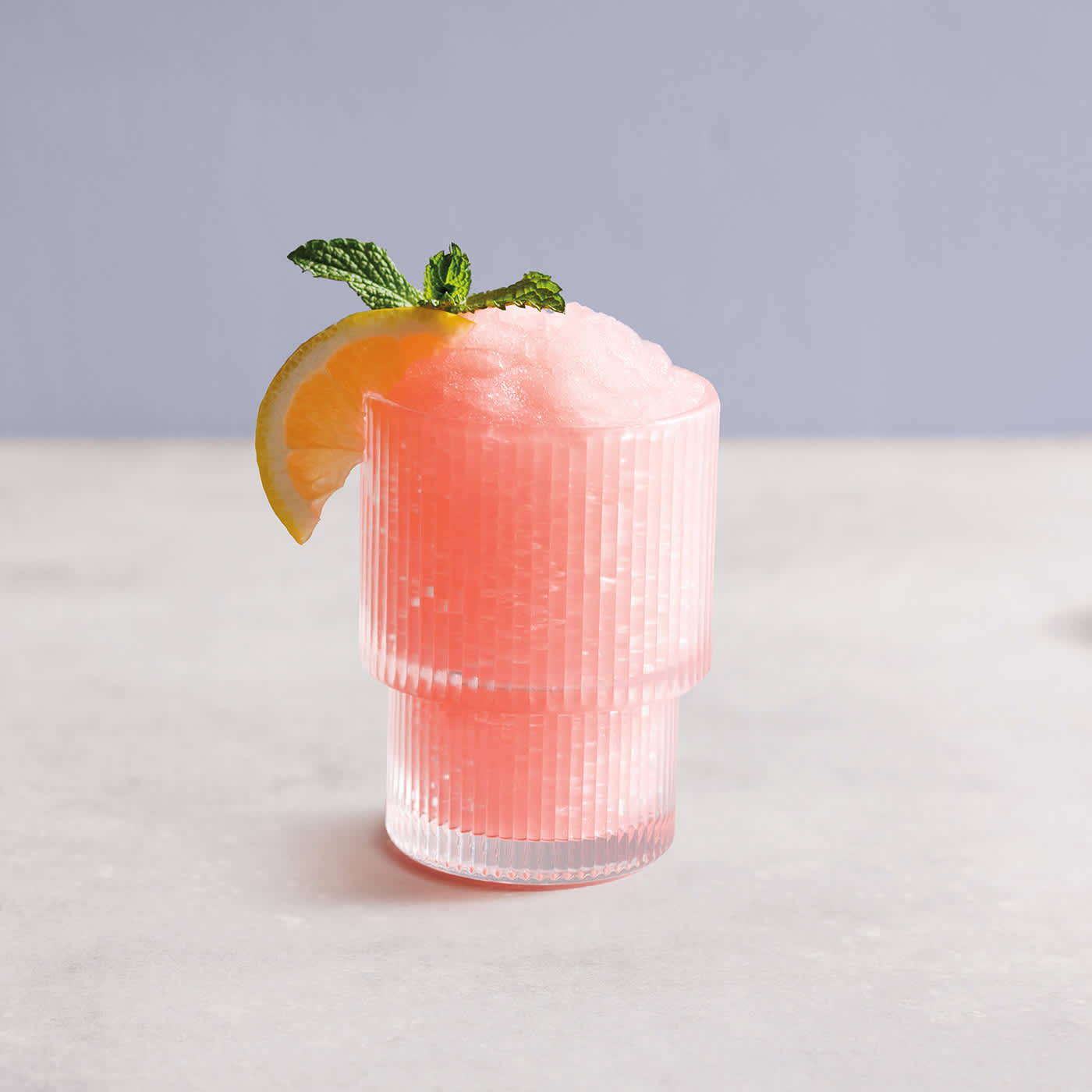 Zmrożone r&oacute;żowe slushy w szklance gotowe do wypicia