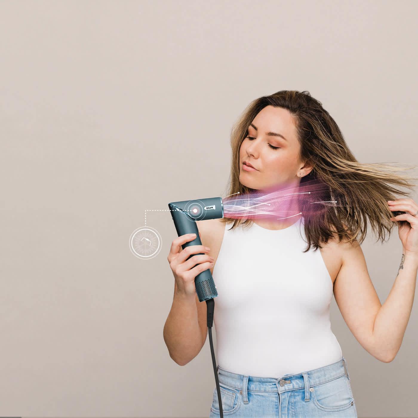 Kobieta suszy swoje brązowe włosy przy użyciu suszarko-lok&oacute;wki Shark FlexStyle Styler HD456 w kolorze morskim