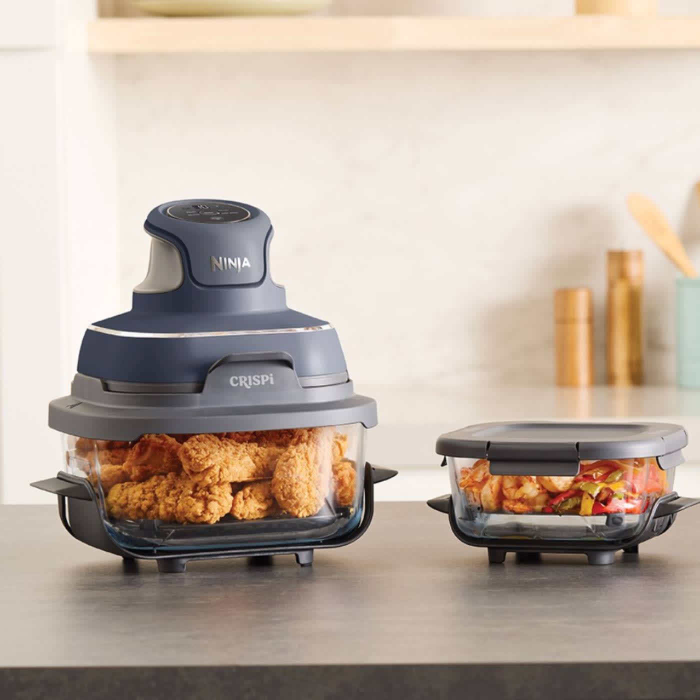 Przenośny air fryer Ninja Crispi ze szklanym żaroodpornym pojemnikiem stoi na blacie
