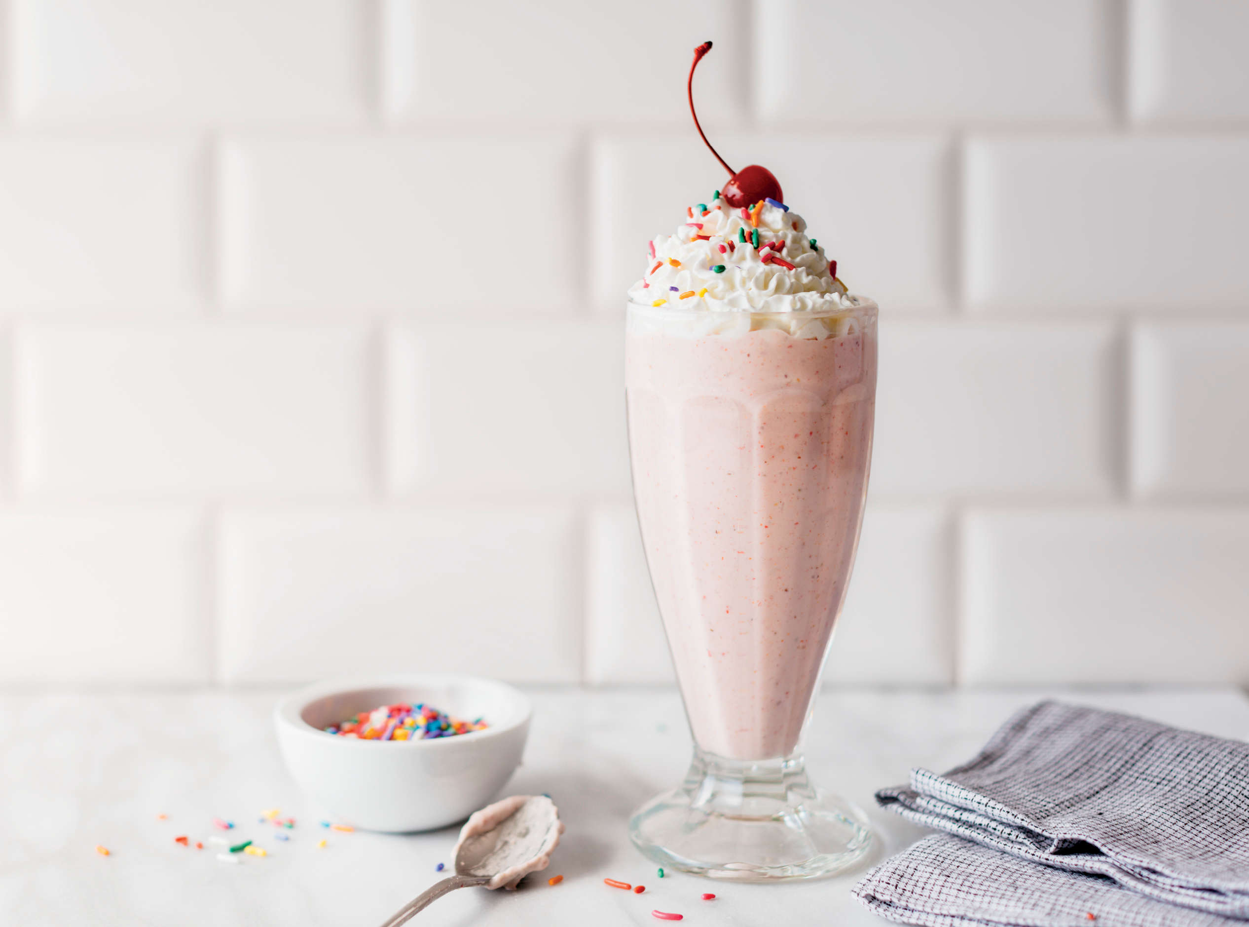 Truskawkowy mleczny shake przygotowany w maszynce do mrożonych napoj&oacute;w i slushy Ninja Slushi