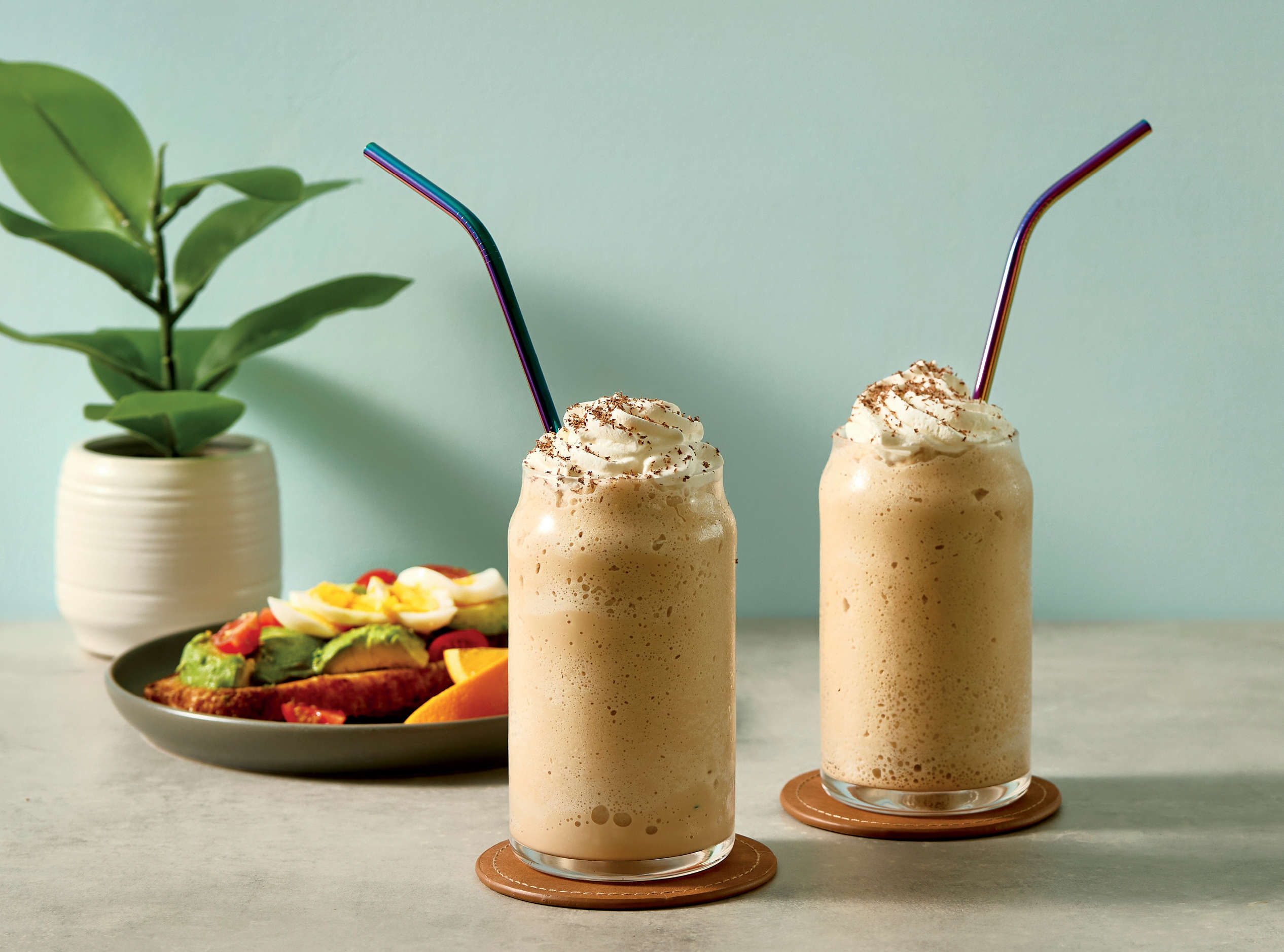 Kawowe Frapp&eacute; przygotowane w maszynce do mrożonych napoj&oacute;w i slushy Ninja Slushi