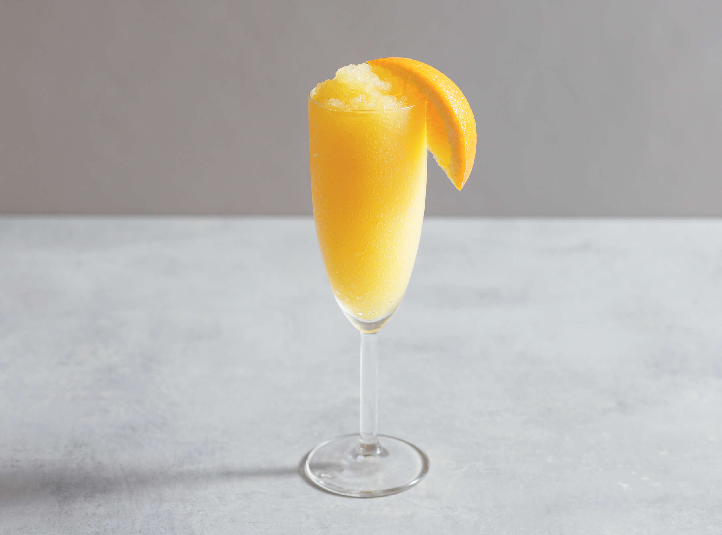 Drink Mrożona Mimosa przygotowany w maszynce do mrożonych napoj&oacute;w i slushy Ninja Slushi