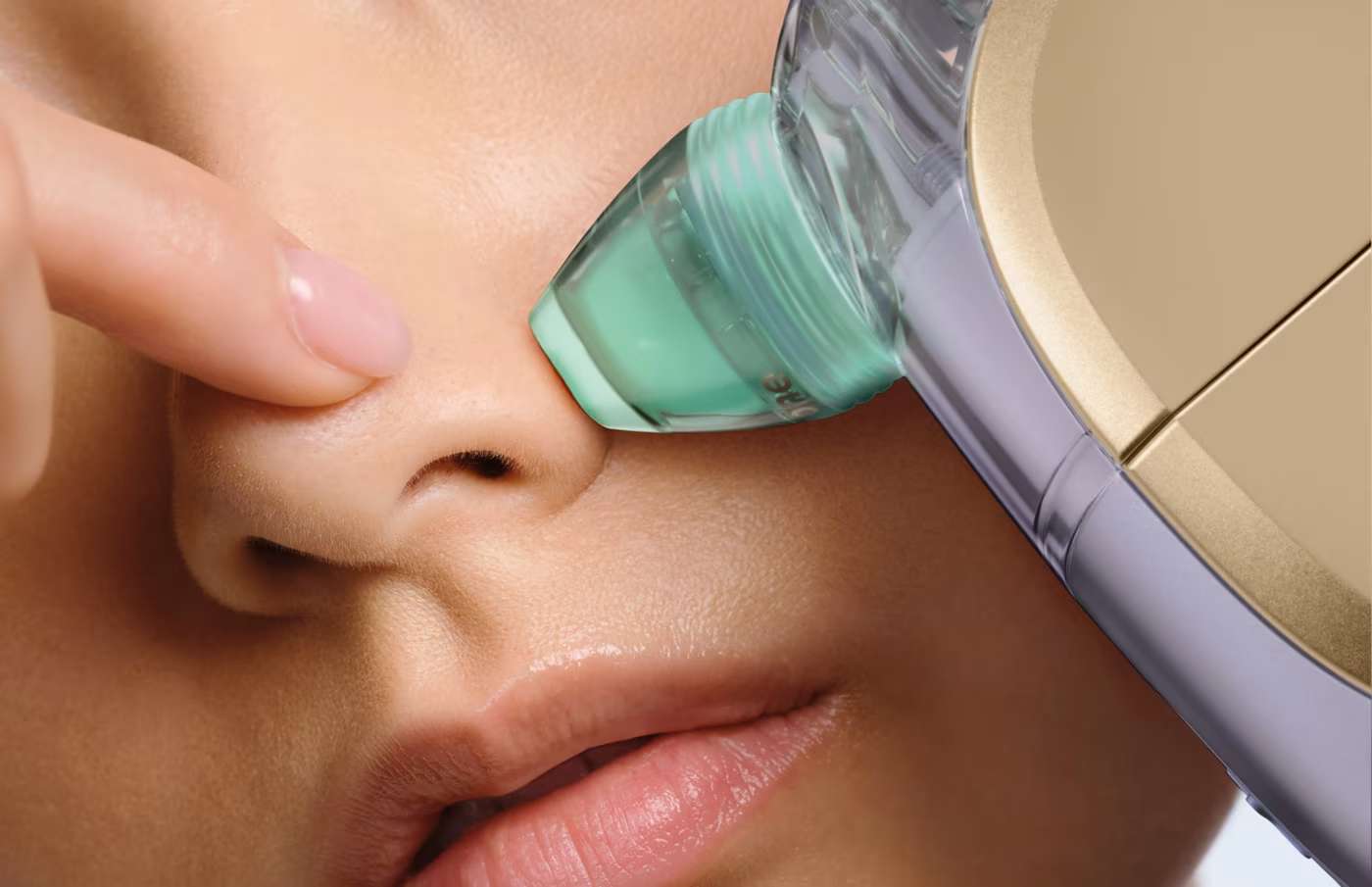 Kobieta przykłada do nosa hydroaktywny system domowej pielęgnacji twarzy Shark FacialPro Glow FH320EU
