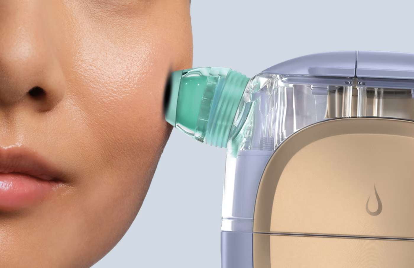 Kobieta przykłada do policzka z boku hydroaktywny system domowej pielęgnacji twarzy Shark FacialPro Glow FH320EU