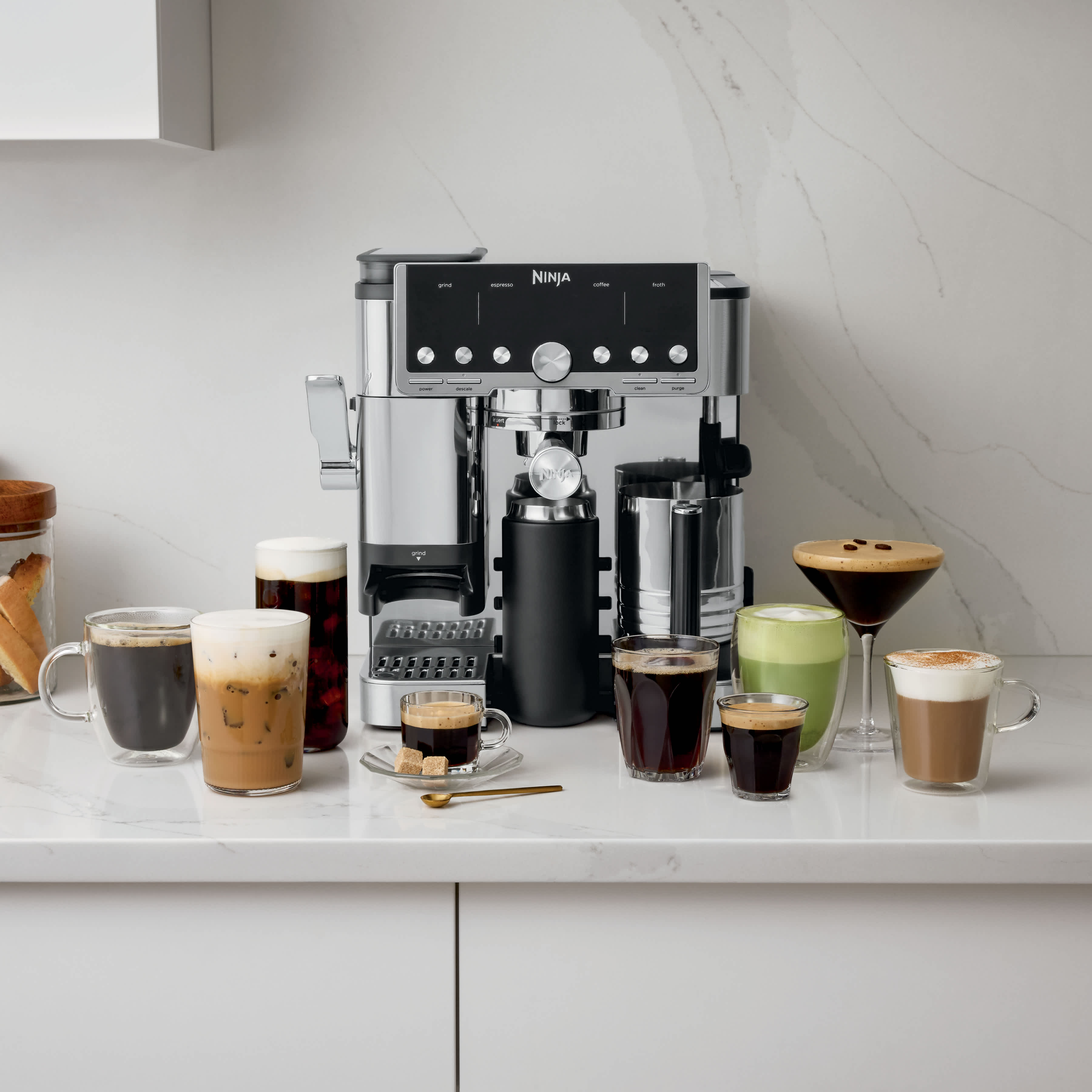Machine &agrave; caf&eacute; entour&eacute;e de diff&eacute;rentes boissons.