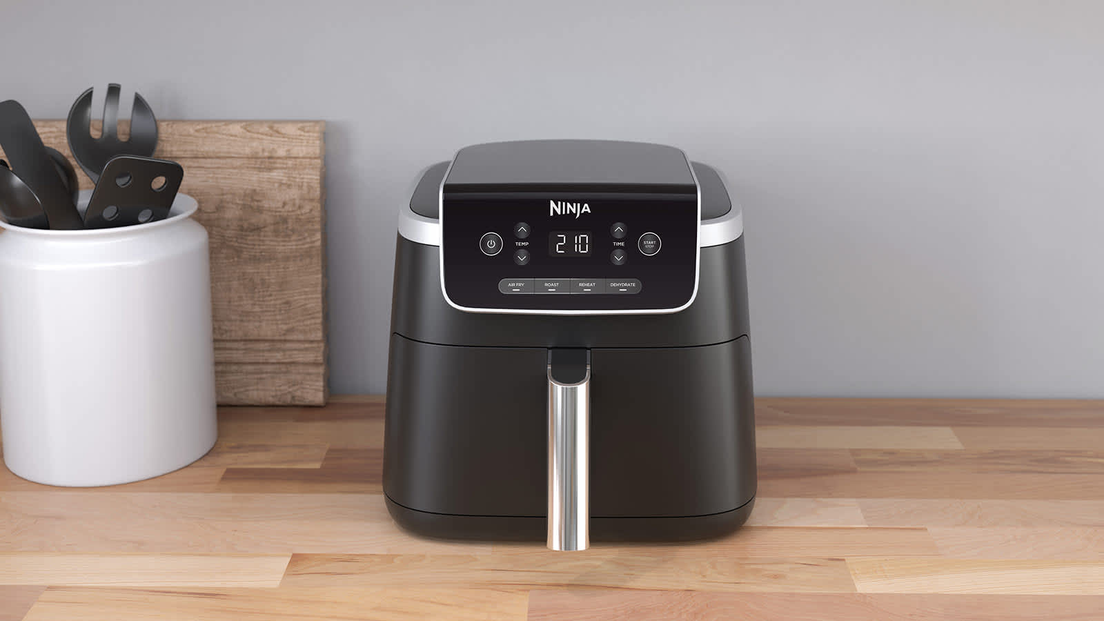 Una Ninja air fryer cerrada sobre una encimera de madera