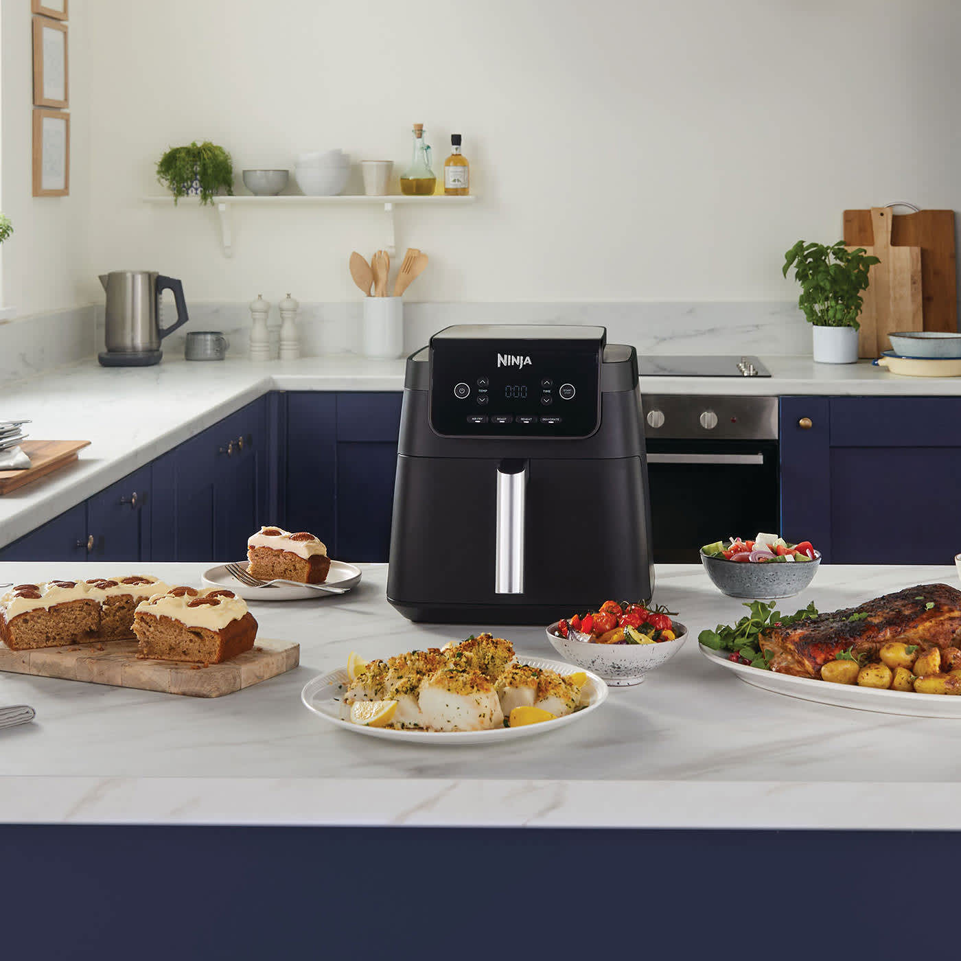 Air Fryer Ninja sobre una encimera con muchos platos cocinados distintos