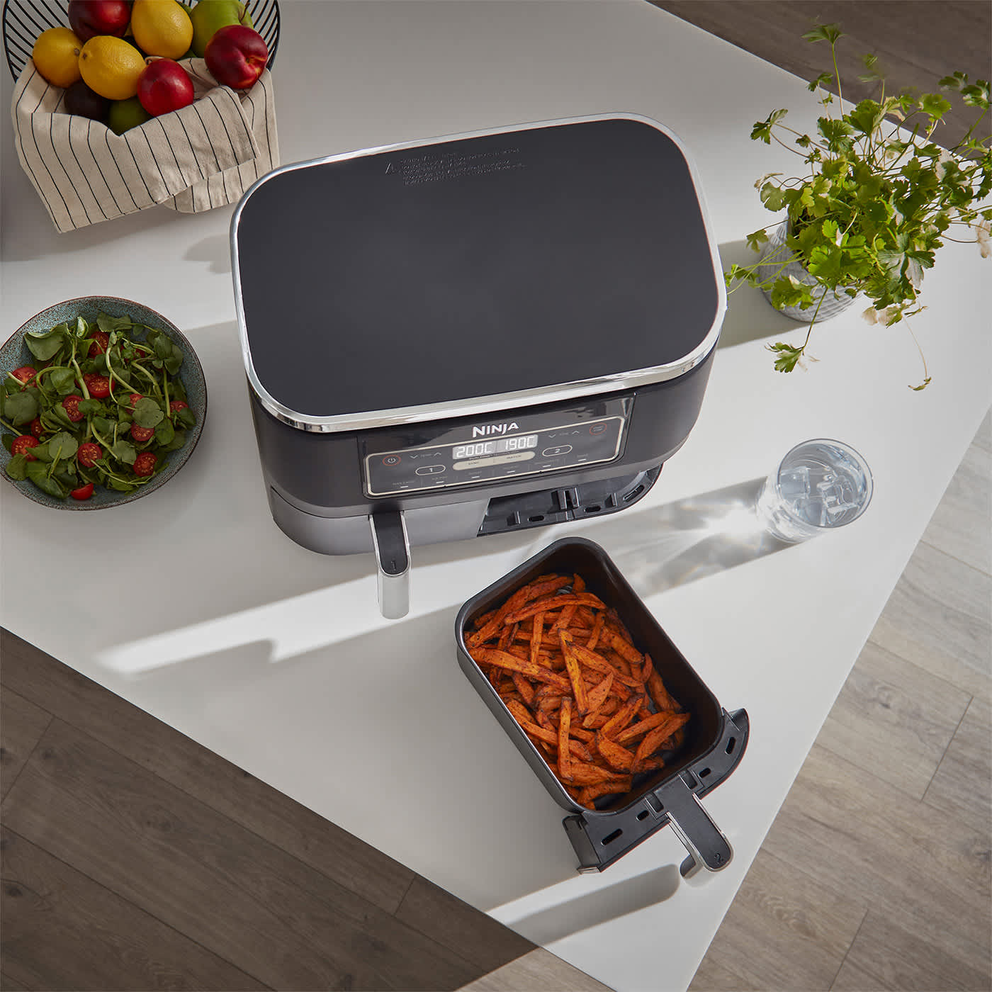 Air Fryer doble Ninja vista desde arriba con caj&oacute;n abierto lleno de sticks de boniato "frito"