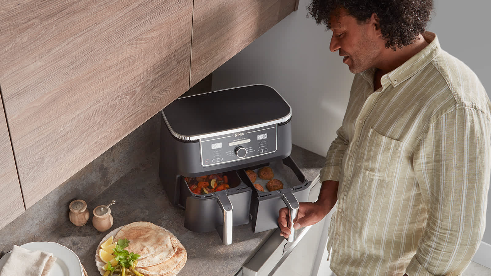 Hombre cocinando en una air fryer ninja