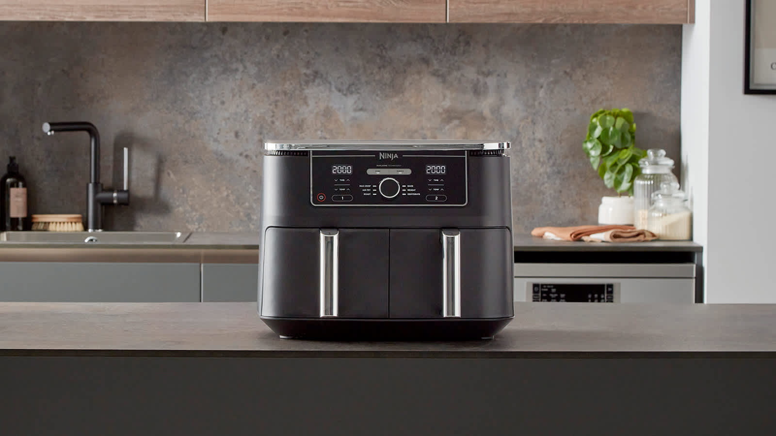 Air fryer ninja en una encimera