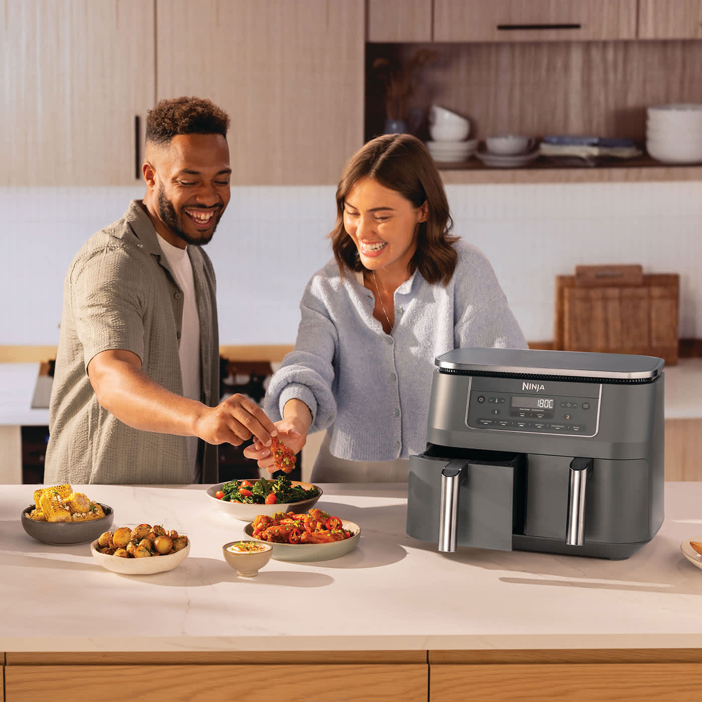 Personnes d&eacute;gustant des plats pr&eacute;par&eacute;s avec l'air fryer Ninja.