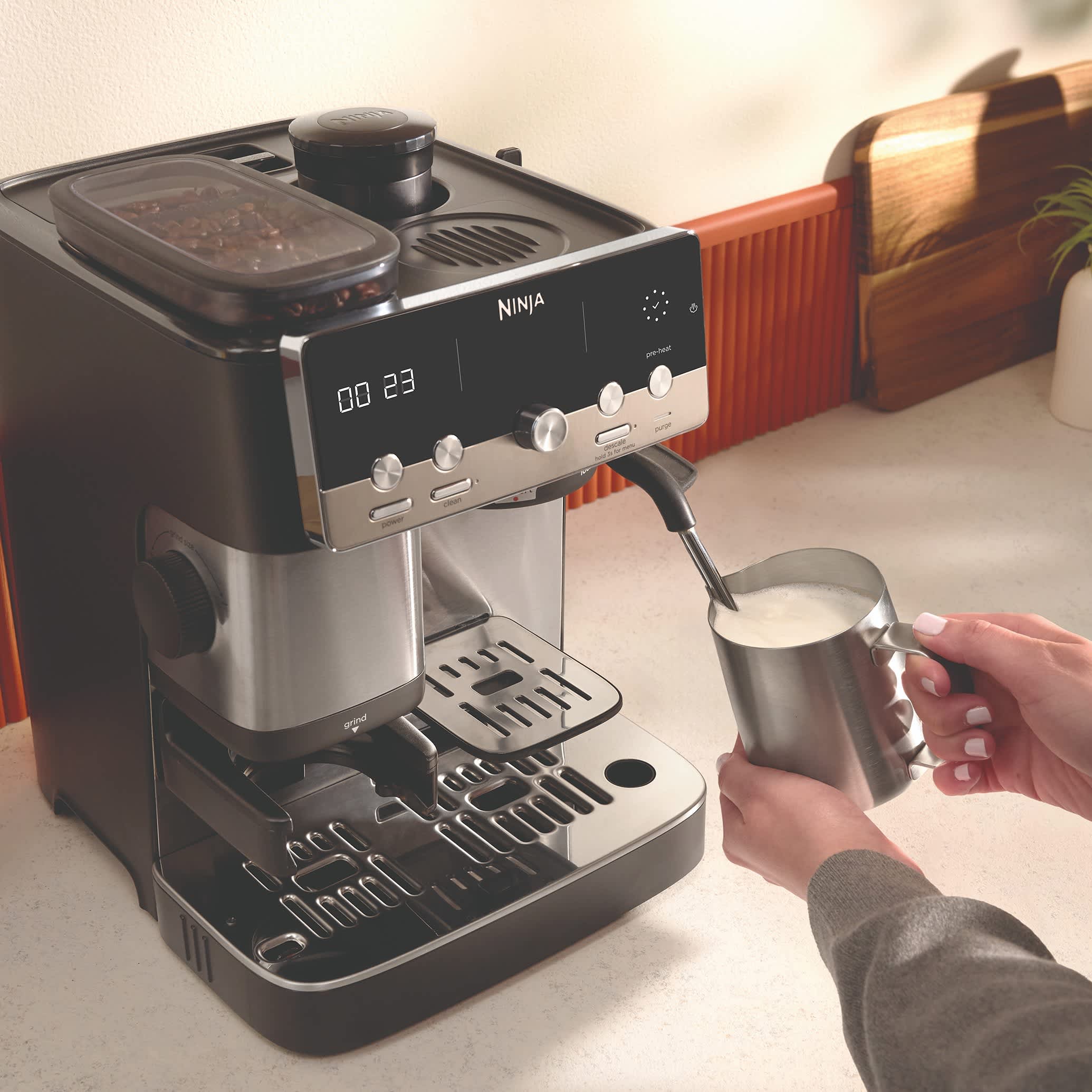 Cafetera semiautom&aacute;tica Ninja con sistema de espuma de leche