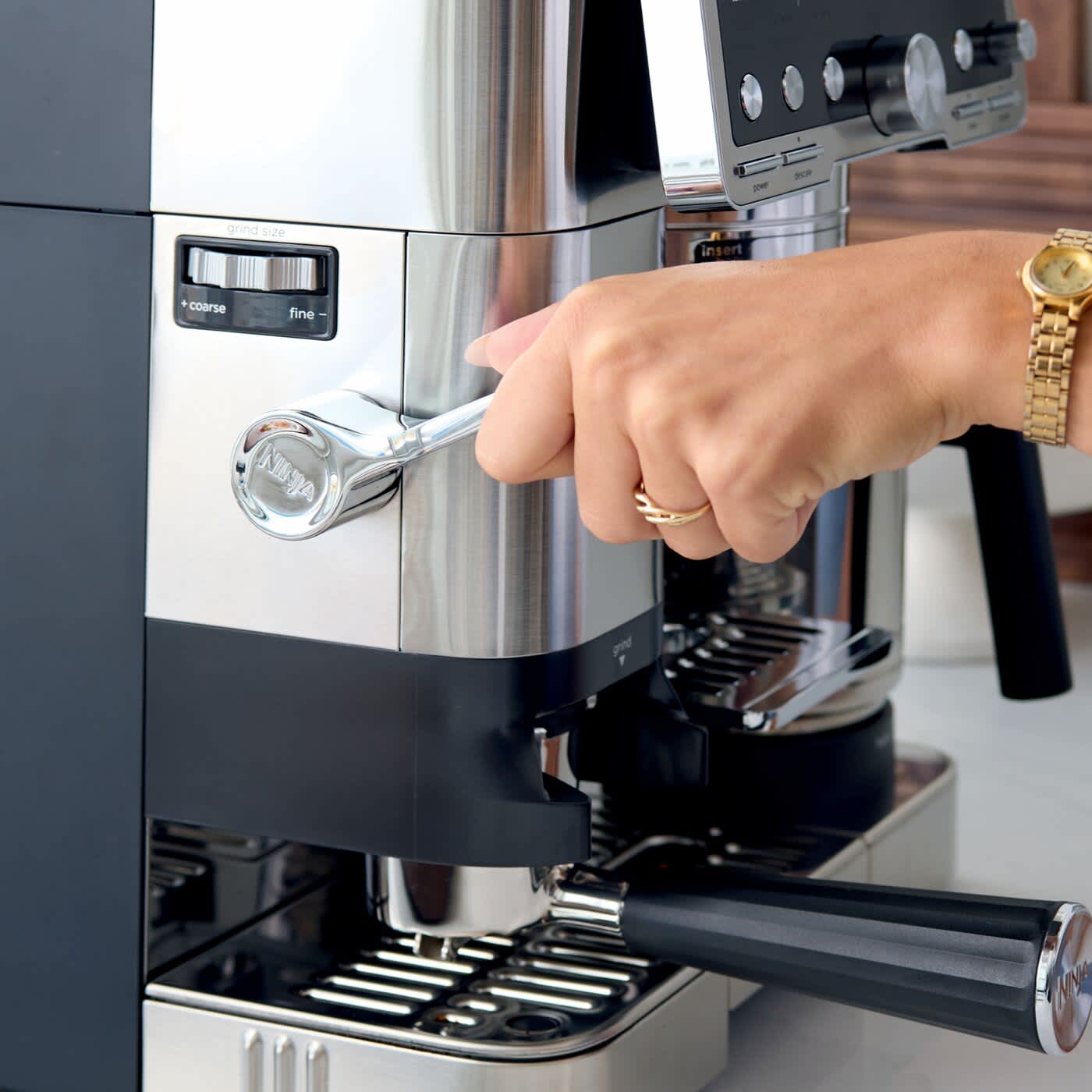 Cafetera semiatom&aacute;tica con prensador integrado