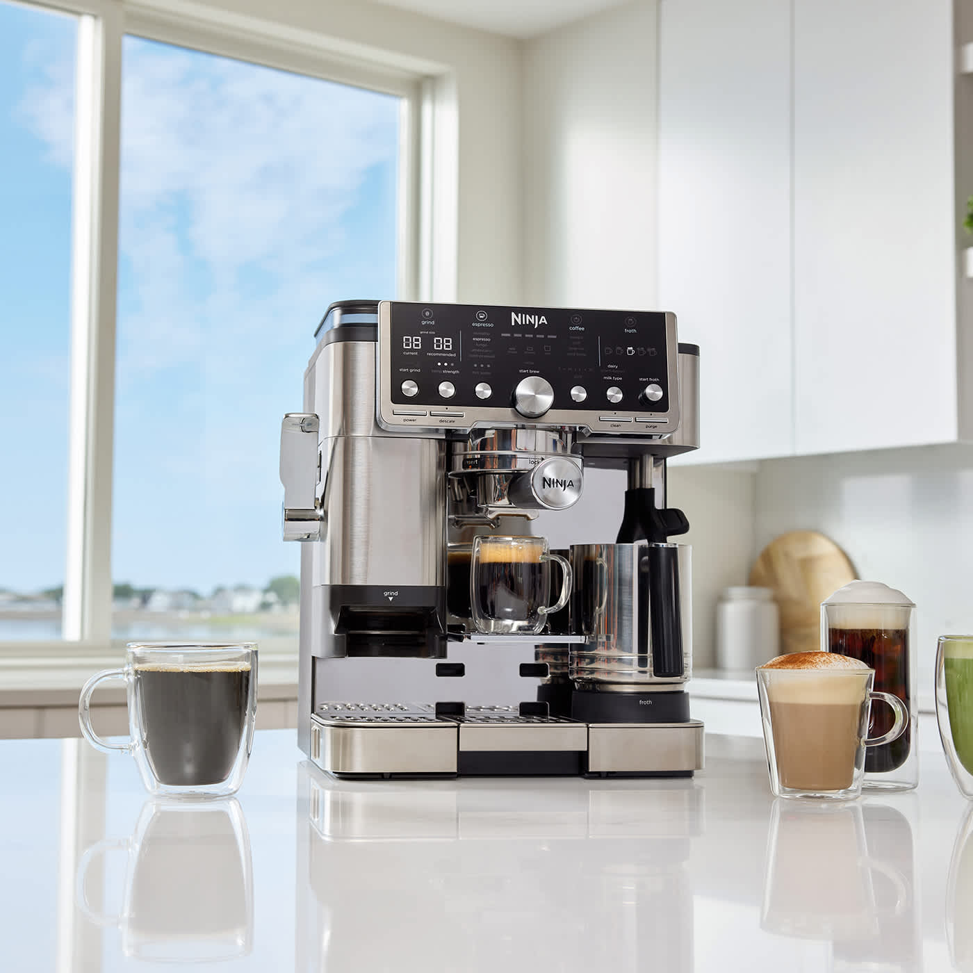 Machine &agrave; caf&eacute; avec un expresso entour&eacute; de diff&eacute;rents caf&eacute;s.