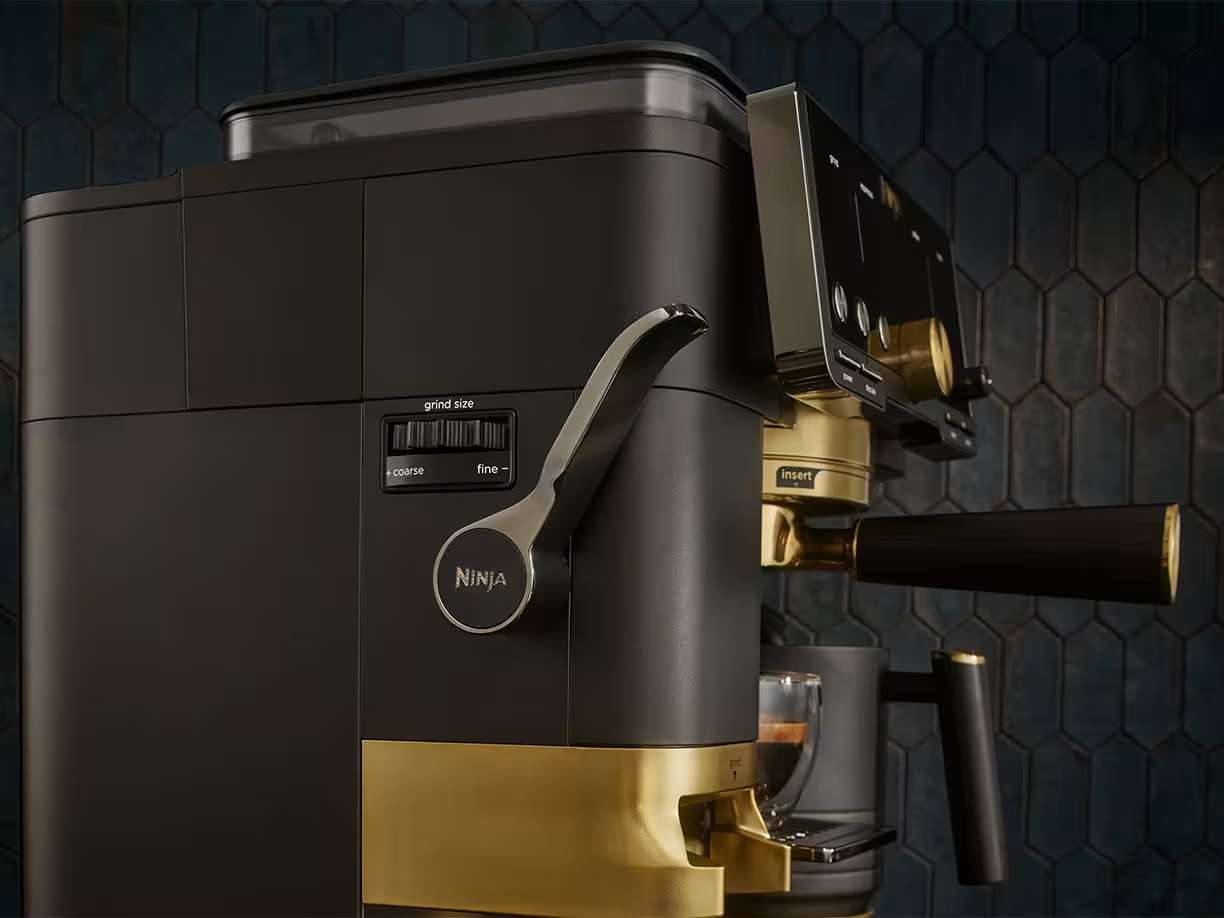 Cafetera semiatom&aacute;tica con prensador integrado